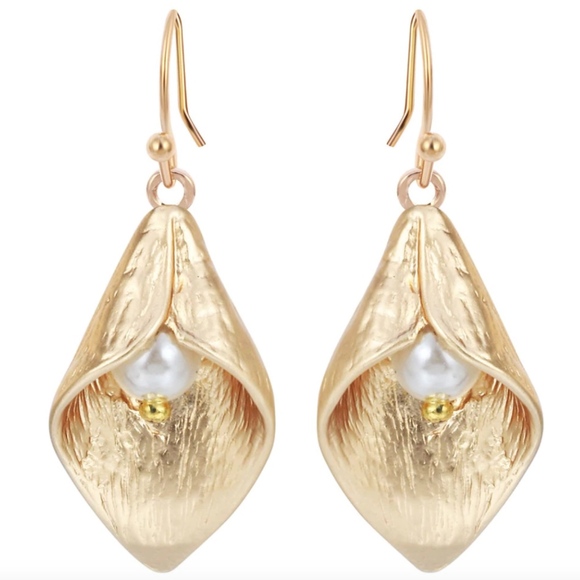 Jewelry - Boho Pearl Seashell Gold Dangle Earrings